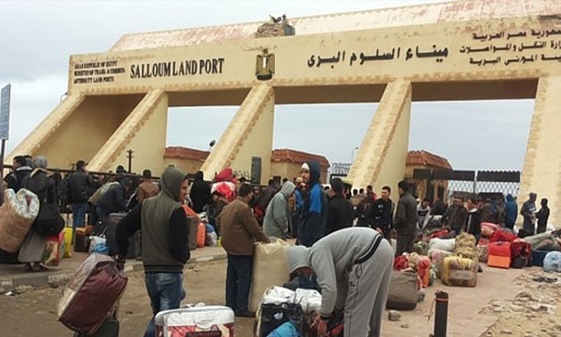 Egyptians back home from Libya via Salloum crossing - Press photo