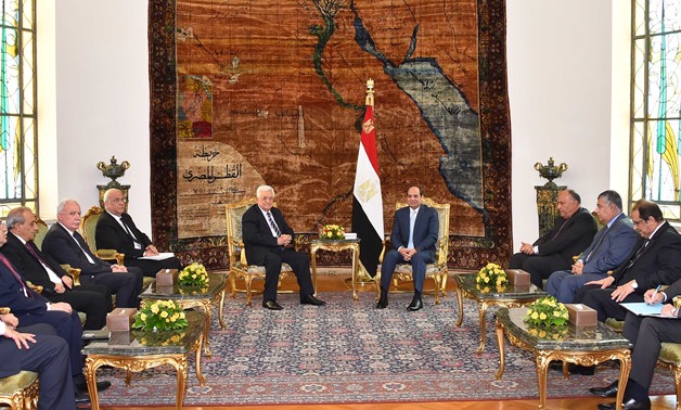 President Sisi (R) meets with Palestinian President Mahmoud Abbas (L) in Cairo on May 28, 2016 - Press Photo