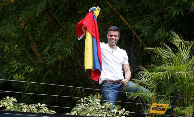 Venezuela's opposition leader Leopoldo Lopez, who has been granted house arrest after more than three years in jail, salutes supporters, in Caracas, Venezuela July 8, 2017. REUTERS/Andres Martinez Casares