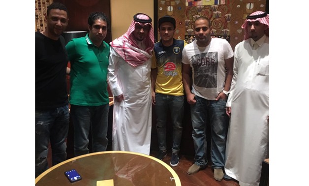 Mostafa Fathy with his agent and Al Taawon FC officials – Press image courtesy File photo