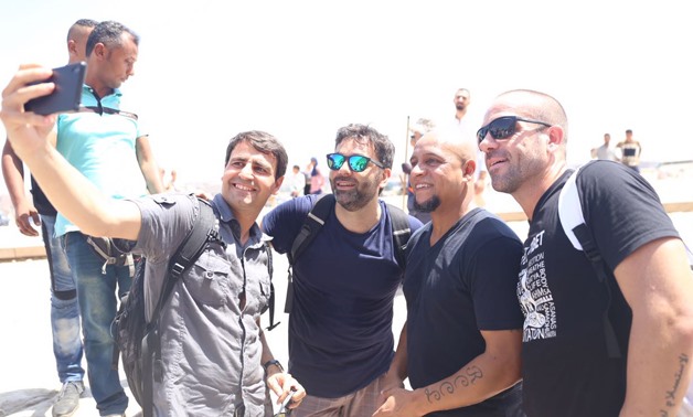 Intentional players visiting Egypt take selfie in the site of the pyramids - Archive