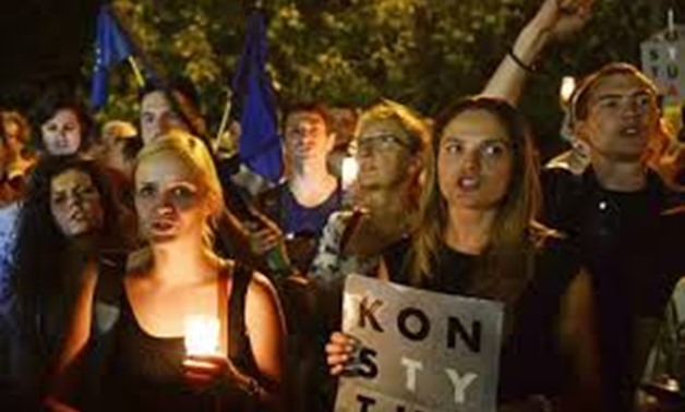 © Adam Chelstowski, AFP | Protesters raise candles during a protest on July 18, 2017 in front of the presidential palace in Warsaw, as they urge the Polish President to reject a bill changing the judiciary system.
