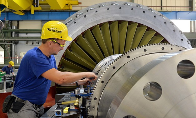 A Siemens worker monitors a turbine in the final assembly stage - Press photo