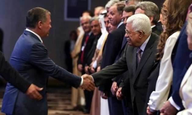 © afp/AFP | Jordan's King Abdullah II (L) shakes hands with Palestinian president Mahmud Abbas at the World Economic Forum in the Dead Sea resort of Shuneh, west of the Jordanian capital, Amman on May 20, 2017

