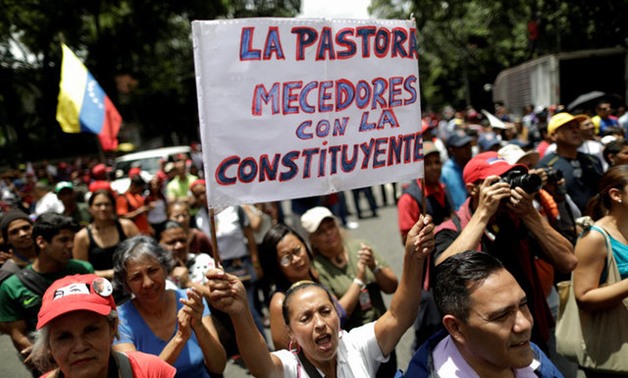 Pro-government supporters holding a sign that reads "Pastora Mercedes with the Constituent" march in Caracas, Venezuela August 7, 2017. REUTERS/Ueslei Marcelino

