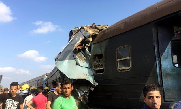 Egyptians look at the crash of two trains that collided near the Khorshid station in Egypt's coastal city of Alexandria, Egypt August 11, 2017. REUTERS/Osama Nageb