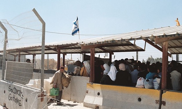 Palestinians queued up at Qalandiya Checkpoint outside of Ramallah city - CC wikimedia commons