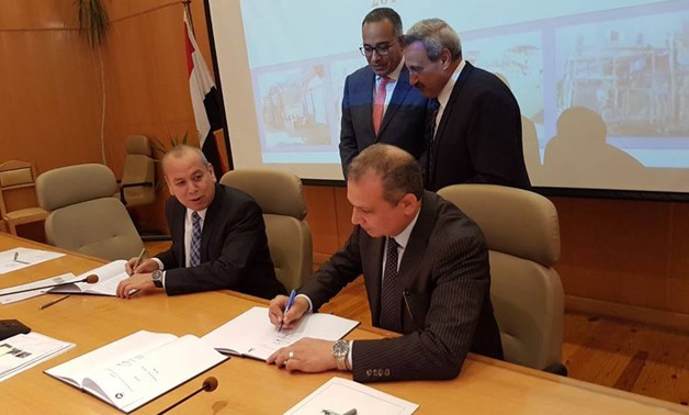Signing of the slums development between Khaled Sediq head of Slums Development Fund and Ismail Taha governor of Damietta – Press Photo