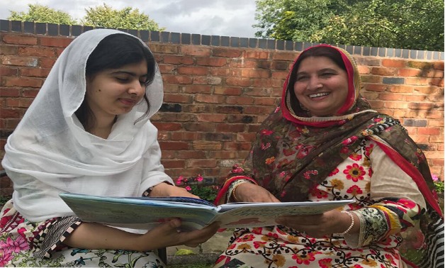  Malal Yousifzai and her Mother Toor Pekai - Photo credit Malala official Twitter account