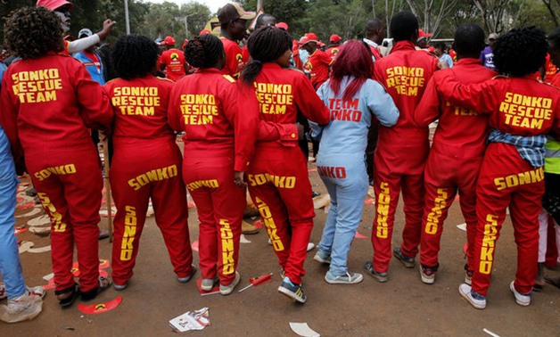 Supporters of Nairobi's Governor-elect Mike Sonko create a human shield during a Jubilee Party campaign rally at Uhuru park in Nairobi, Kenya August 4, 2017. Picture taken August 4, 2017. REUTERS
