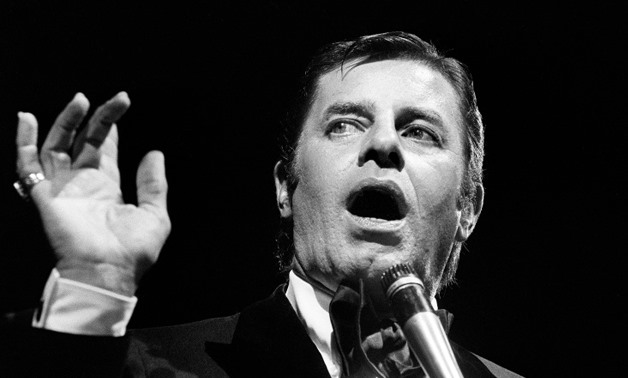 Jerry Lewis performs at L'Olympia in Paris in 1976