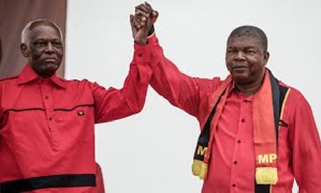 © Marco Longari, AFP | Angola's longtime President Jose Eduardo dos Santos (left) and his hand-picked successor Joao Lourenco hold hands during a campaign rally in Luanda, on August 19, 2017.