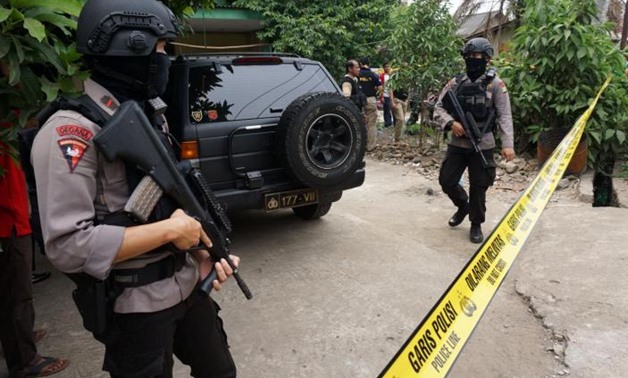 Anti-terror policemen hold rifles at house where a suspected supporter of Islamic State stays at Sepatan village in Tangerang, Indonesia's Banten province, October 20, 2016, in this picture taken by Antara Foto. Antara Foto/Lucky R/via REUTERS