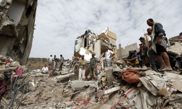 © Mohammed Huwais / AFP | Yemenis search under the rubble of a house destroyed in an air strike in the residential southern Faj Attan district of the capital Sanaa on August 25, 2017.