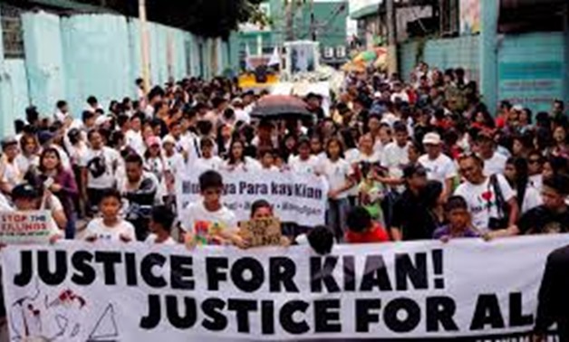 Mourners display a streamer during a funeral march for Kian delos Santos, a 17-year-old student who was shot during anti-drug operations in Caloocan, Metro Manila, Philippines August 26, 2017.
Erik De Castro