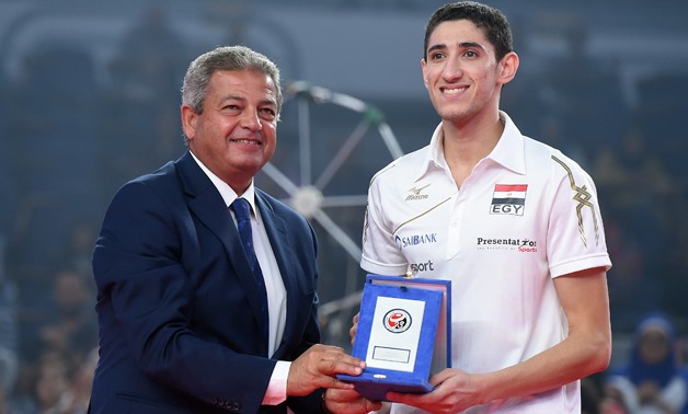 Minister with Hisham Ewis (U-23 Egyptian Volleyball player) – FIVB.com