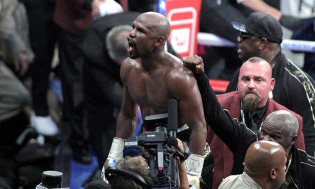 Mayweather heads into retirement with a record 50th straight victory-AFP / John Gurzinski
