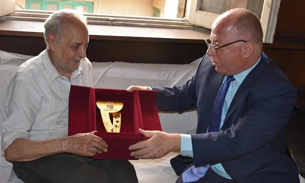 Culture Minister Helmy el-Namnam honoring Wade’e Falsteen (Photo courtesy of Culture Ministry)