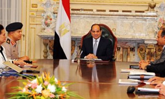 president Sisi meets with ministers during the meeting on al Mahmoudia axis.