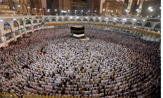Muslims pray at the Grand mosque ahead of the annual Haj pilgrimage in Mecca, Saudi Arabia August 29, 2017. REUTERS/Suhaib Salem