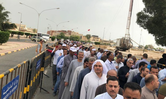 Egyptian community members in Kuwait lined up in long queues in front of the embassy waiting enthusiastically to cast their votes – Egypt Today