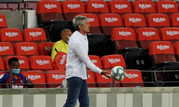 Barcelona coach Quique Setien during the match, as play resumes behind closed doors following the outbreak of the coronavirus disease (COVID-19) REUTERS/Albert Gea