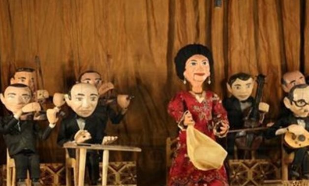 File : Umm Kulthum puppet performing in a concert.