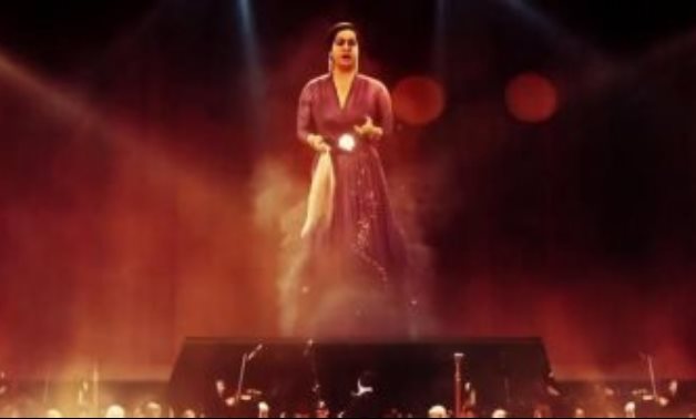 File : Umm Kulthum on stage via hologram technique.