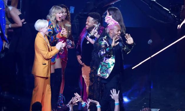 2019 MTV Video Music Awards. Jonathan Van Ness of "Queer Eye" congratulates Taylor Swift for winning the Video for Good Award. REUTERS/Lucas Jackson.