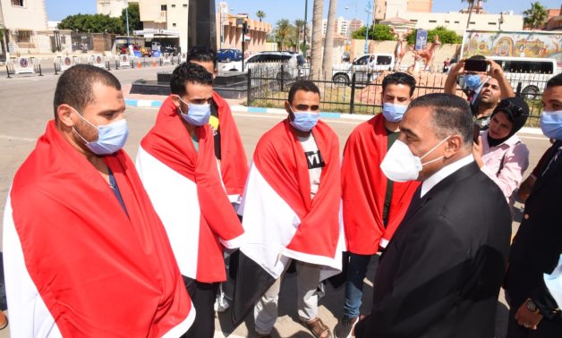 6 Egyptians kidnapped by human trafficking elements in Libya return home - FILE 