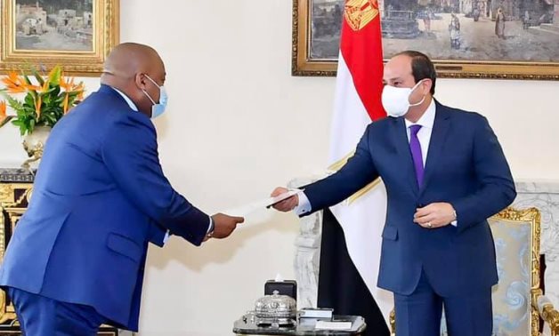 Jean-Claude Kabongo (L), special investment adviser to Congolese president Félix Tshisekedi delivers a message to Egyptian President Abdel-Fattah El-Sisi (R)- press photo