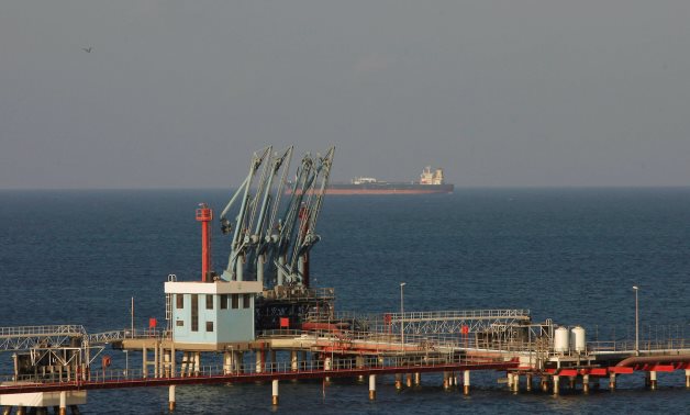 FILE PHOTO: A view of pipelines and a loading berth of the Marsa al Hariga oil port in the city of Tobruk, east of Tripoli, Libya, August 20, 2013. REUTERS/Ismail Zitouny/File Photo/File Photo