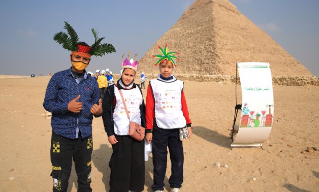 File: The students in Giza Pyramids.