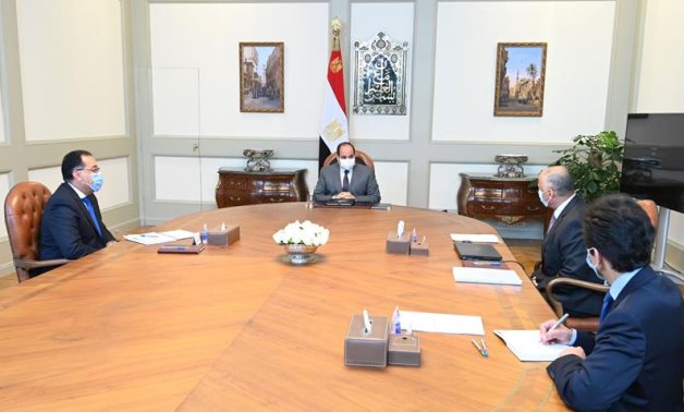 Egyptian President Abdel Fattah El Sisi meets with Prime Minister Mostafa Madbouly and Central Bank governor Tarek Amer - Presidency