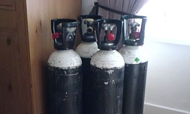 Oxygen canisters - CC via Wikimedia