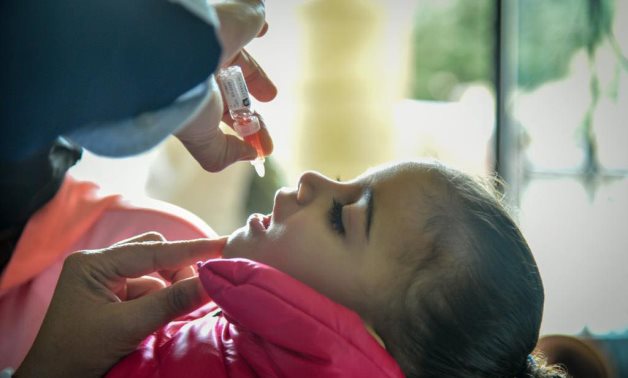 Egyptian health workers vaccinates a child against poliovirus – Health Ministry
