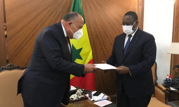 Egyptian Foreign Minister Sameh Shoukry (L) hands Sisi's message on GERD to Senegal's President Macky Sall - Egyptian Foreign Ministry