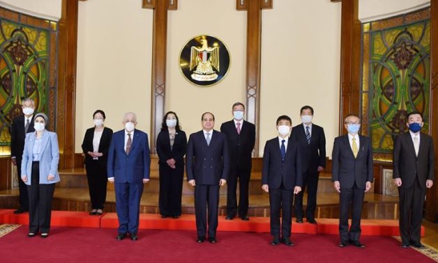 Sisi meets with Japanese experts supervising Egypt-Japan schools system - Presidency