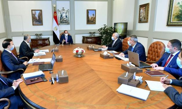 President Sisi meets with CEB officials and other CEOs of other banks on May 11- press photo