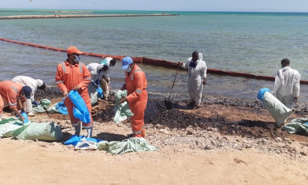 Operations continue to counter the oil pollution north of Red Sea’s Hurghada city – Press photo