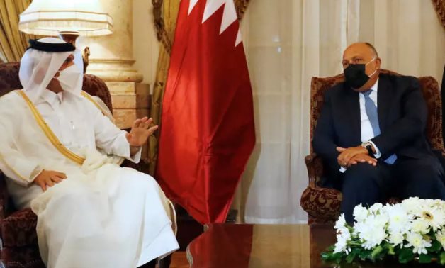 Egyptian Foreign Minister Sameh Shoukry (right) and his Qatari counterpart Mohammed bin Abdulrahman Al Thani