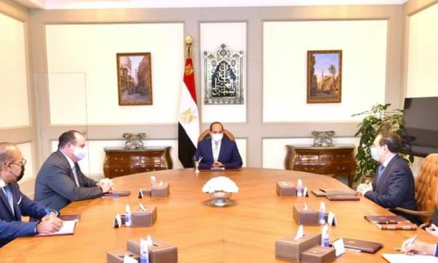 ٍPresident Abdel Fattah el-Sisi in a meeting with Apache's CEP John Christmann and Minister of Petroleum Tarek el-Mulla - Press photo