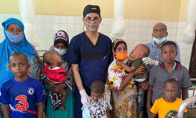 Doctor Mohamed al-Dahshoury, dean of the Faculty of Medicine at Aswan University, with Tanzanian families 