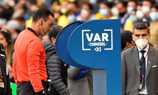 Referee Wilmar Roldan refers to VAR Pool via REUTERS/Rodrigo Buendia