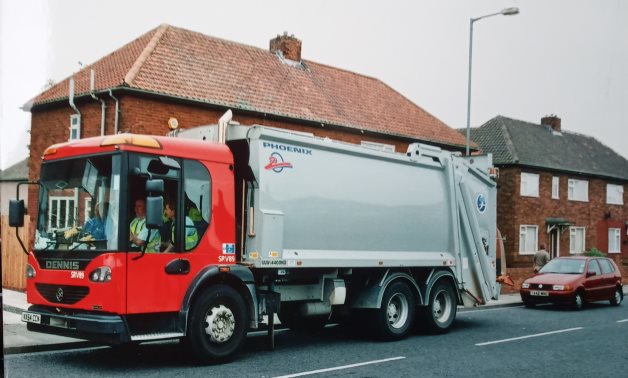 Garbage truck in the UK – Wikimedia Commons 