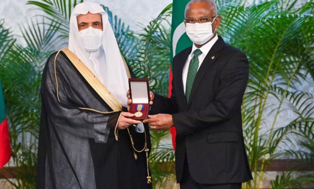 The Maldivian President awards Dr. Al-Issa the Order of Honor of the Republic in appreciation of hisefforts in serving Islam and peace 