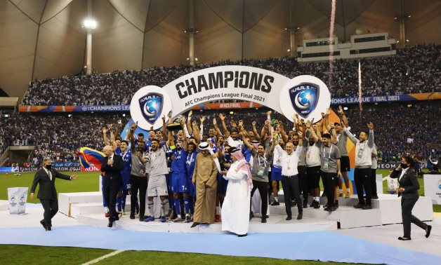 Al Hilal players and staff celebrate with the trophy after winning the Asian Champions League REUTERS/Ahmed Yosri