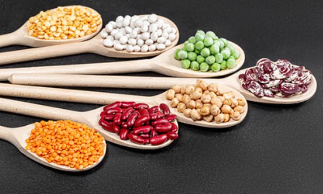 Set lentils, chickpeas, peas and beans of different colors in wooden spoons on black background- CC flickr/Marco Verch Professional Photographer