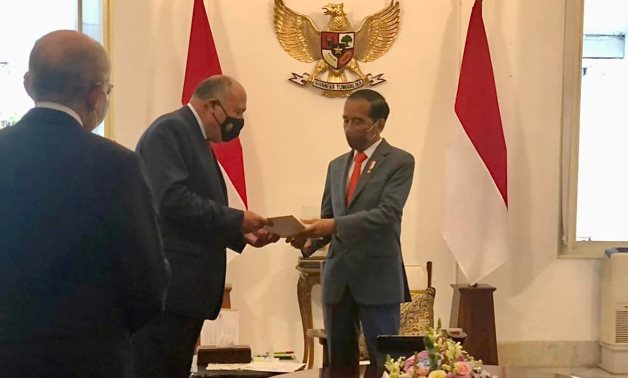 Egyptian Foreign Minister Sameh Shoukry handed a message from President Abdel Fattah El-Sisi to Joko Widodo, Indonesia’s president