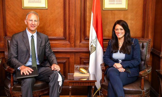 Minister of International Cooperation, Rania A. Al-Mashat and the US ambassador in Cairo, Jonathan Cohen - Press photo